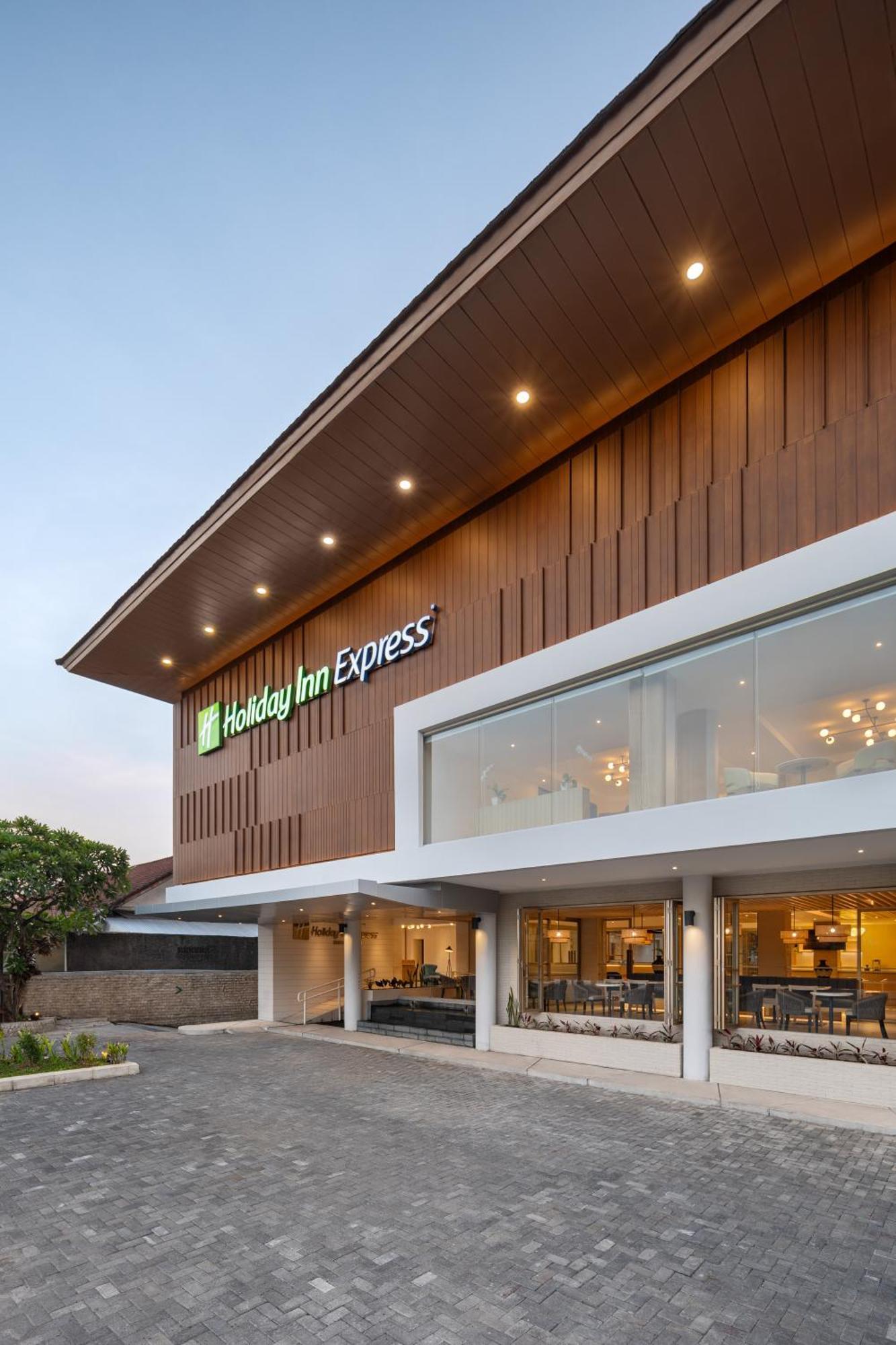Holiday Inn Express Bali Sunset Road By Ihg Kuta Lombok Eksteriør bilde
